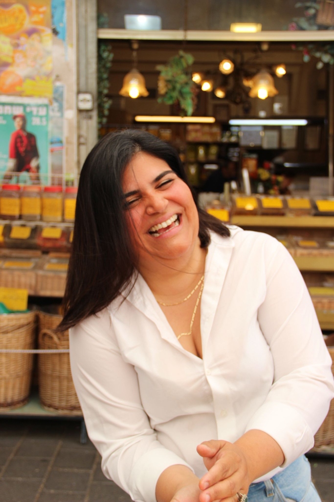 ענבל הנסב בסיור צמחי מרפא ותבלינים בשוק לוינסקי