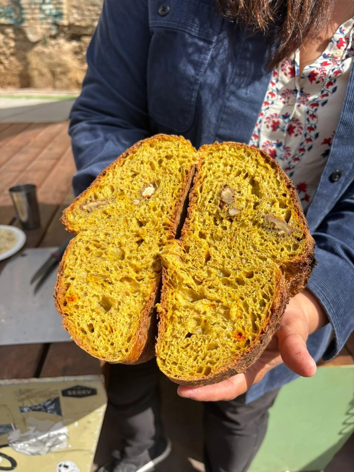לחם זהוב פתוח המציג את המרקם שלו